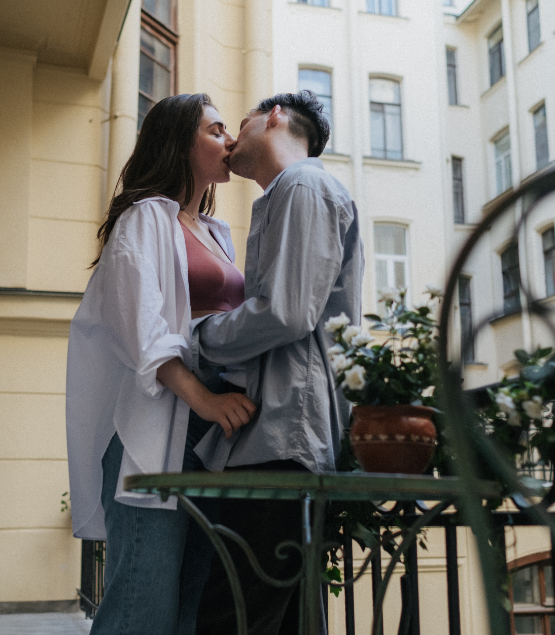 couple kissing